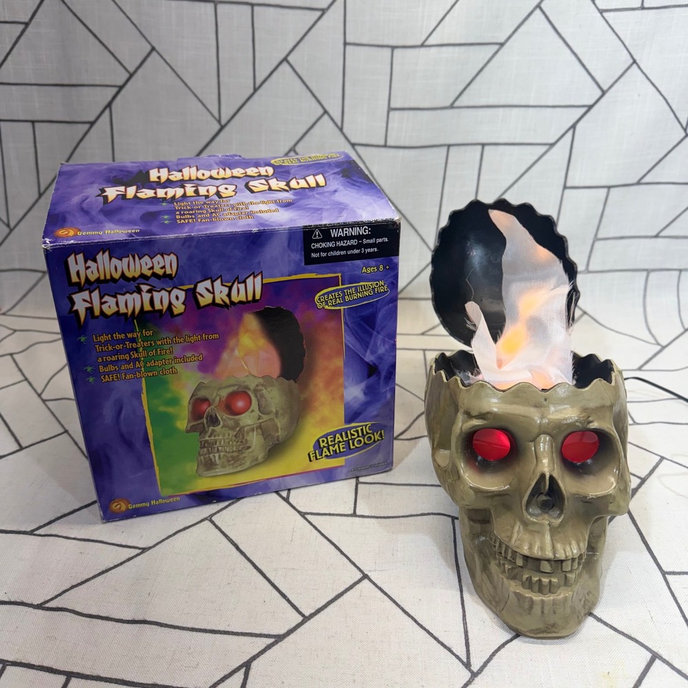 Gemmy Halloween Flaming Skull OS Tan Vintage 2002 Realistic Flame Effect Prop